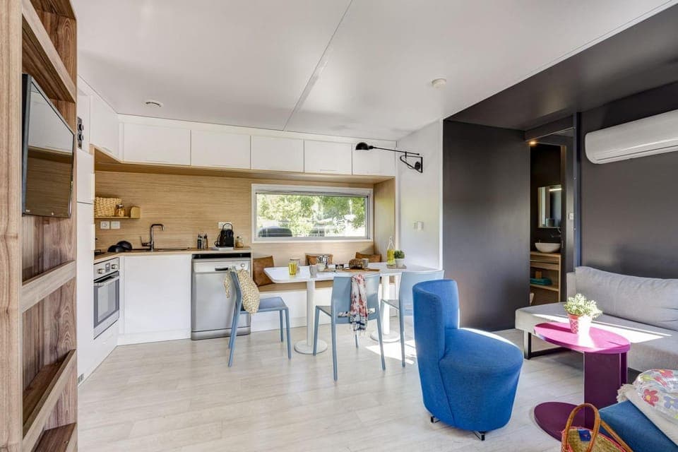 Kitchen or kitchenette, Living room, Seating area