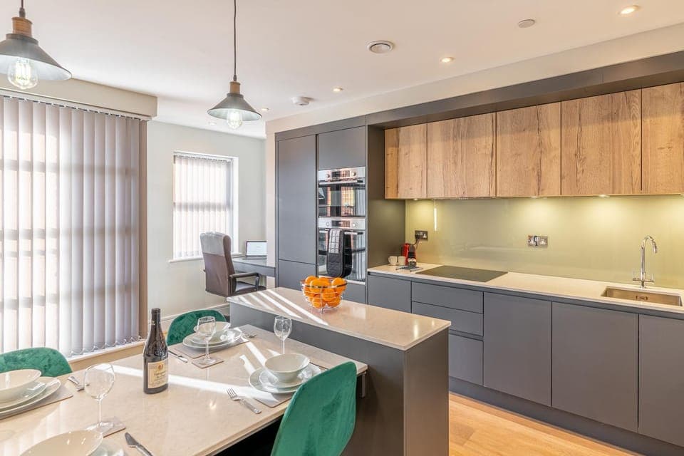 Kitchen or kitchenette, Dining area