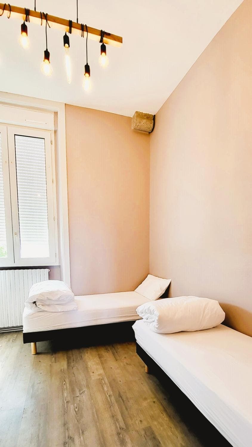 Bed, Photo of the whole room, Garden view