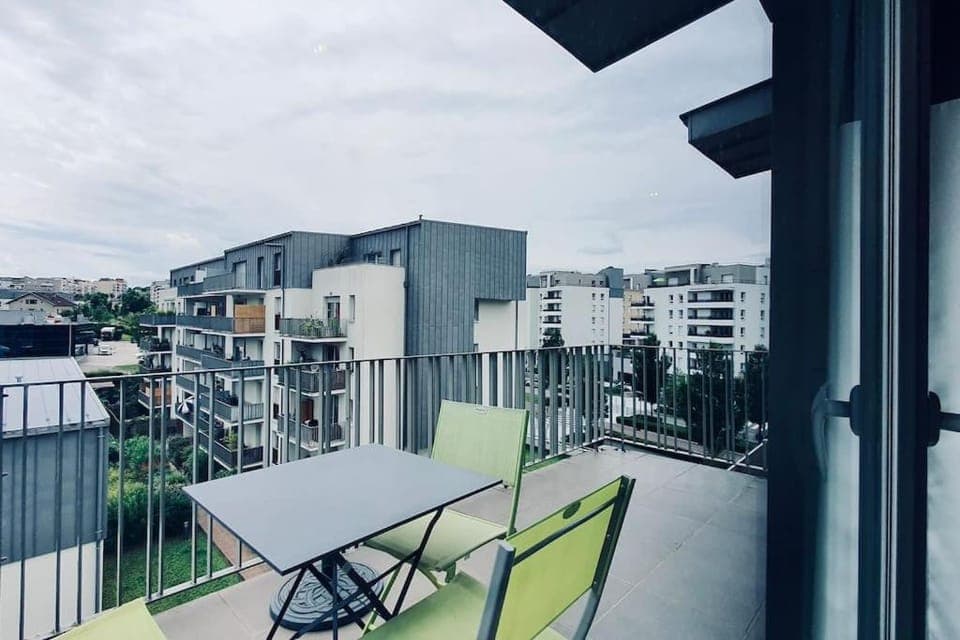 Balcony/Terrace, Street view