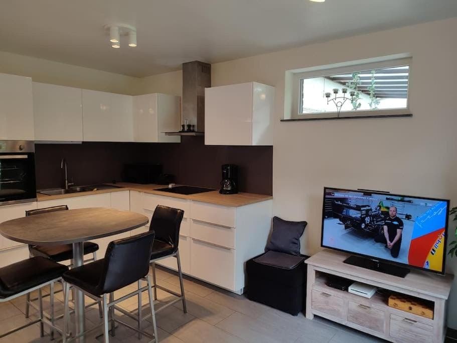 Kitchen or kitchenette, Dining area, minibar, stove