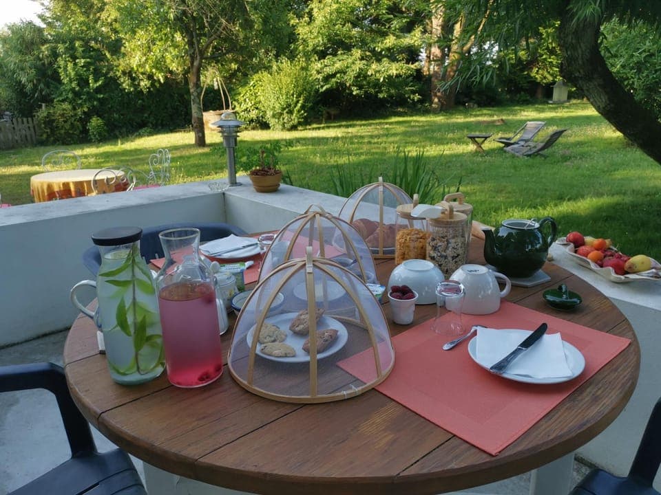 Spring, Day, Garden, Food and drinks, Garden view, Breakfast, Continental breakfast, Drinks