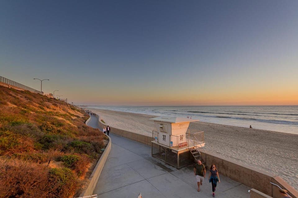 90 Walk Score - Steps to Beach & Dining - Reserved Parking Apartment in Carlsbad