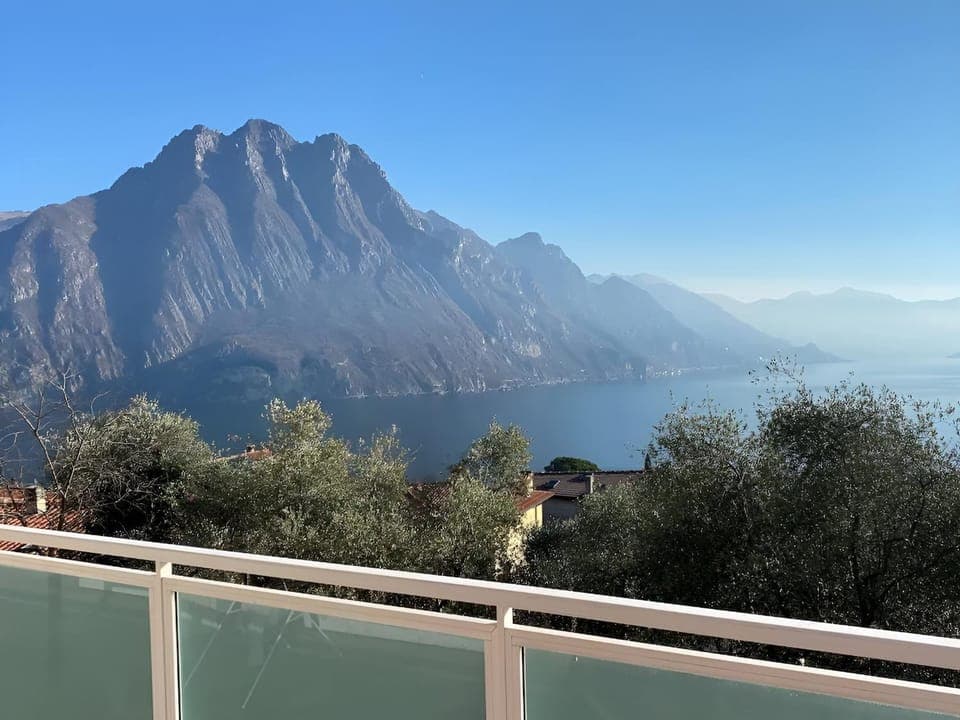 View (from property/room), Balcony/Terrace, Lake view, Mountain view