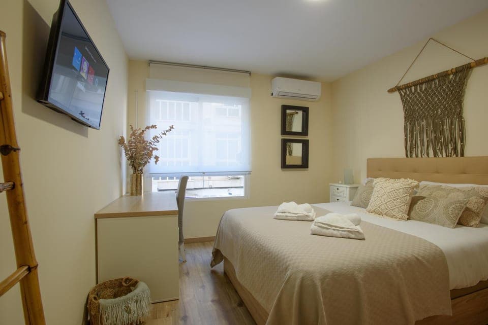 Bed, Photo of the whole room, Bedroom