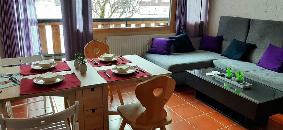 Living room, Food and drinks, Seating area, Dining area