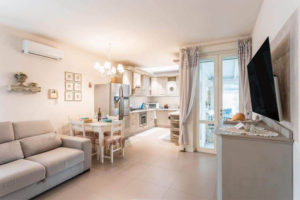 TV and multimedia, Seating area, Dining area