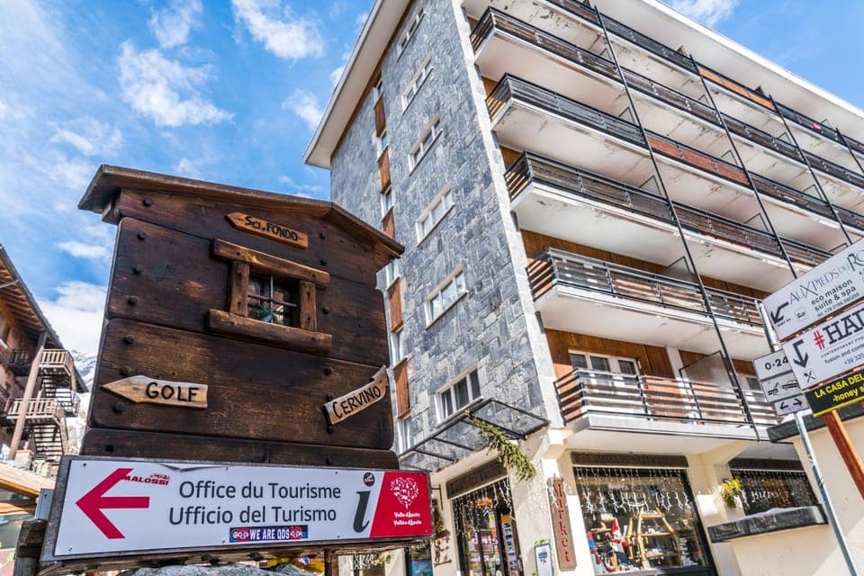 Property building, Location