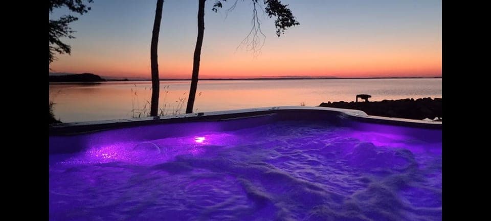 Mukava pieni 2-4h mökki min 2 vrk Saimaan rannalla, poreallas, puusauna, Wi-Fi, Smart TV, parivuode ja vuodesohva Chalet in Finland