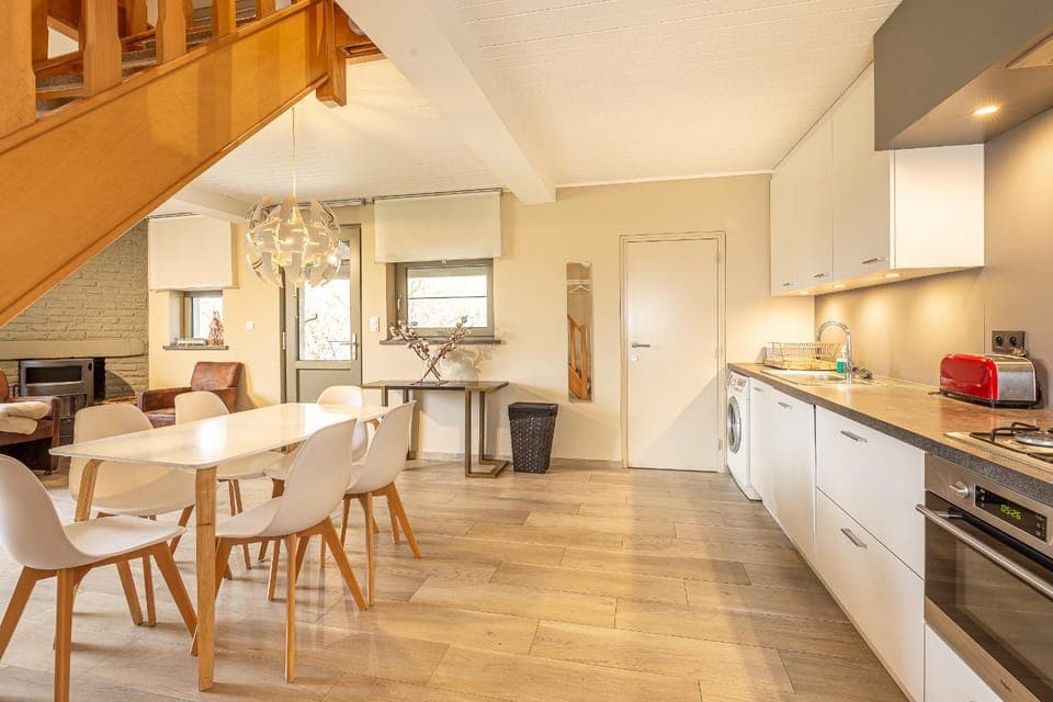 Dining area, kitchen