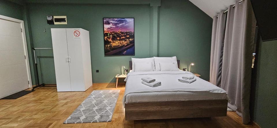 Bed, Photo of the whole room, towels