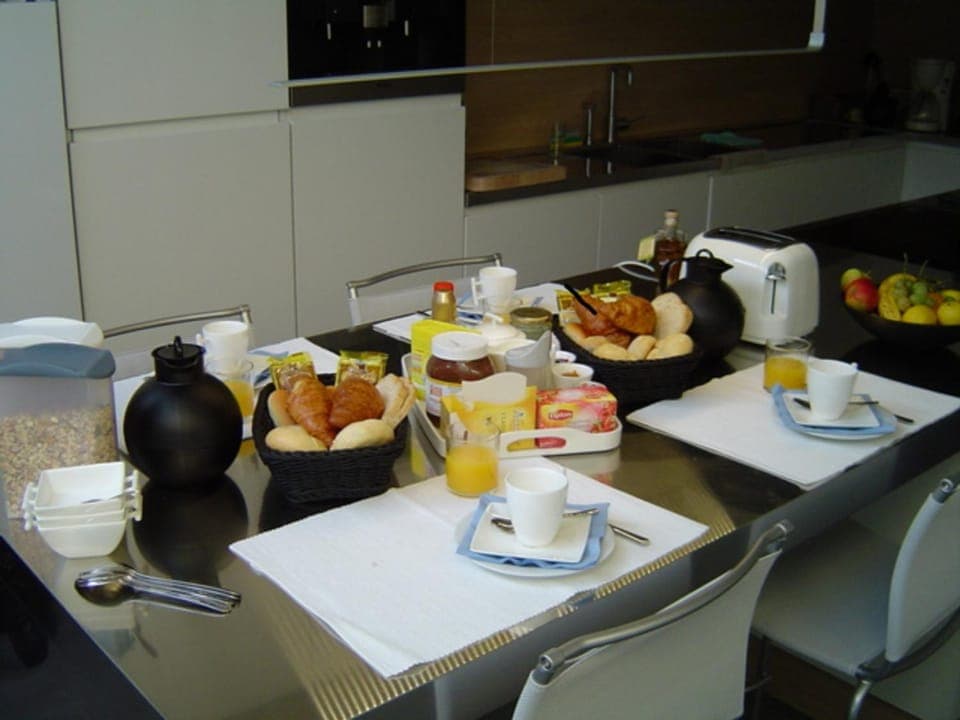 Coffee/tea facilities, Continental breakfast