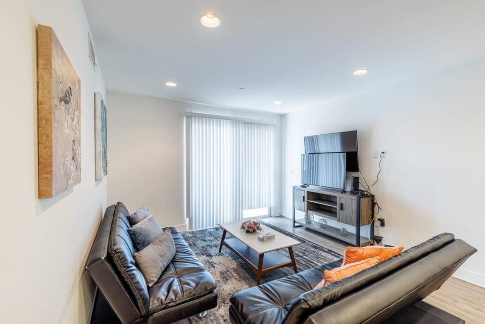 Fully furnished 3 Bedroom Apartment on Poinsettia Place apts Apartment in West Hollywood
