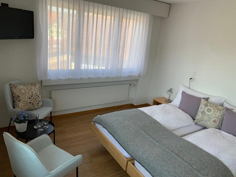 Bed, TV and multimedia, Photo of the whole room, Bedroom