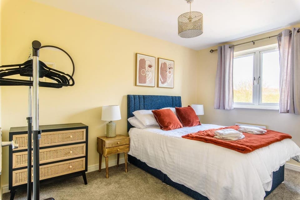 Bed, Photo of the whole room, Bedroom, towels