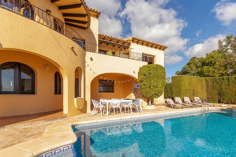 Patio, Pool view, Swimming pool, Swimming pool, sunbed