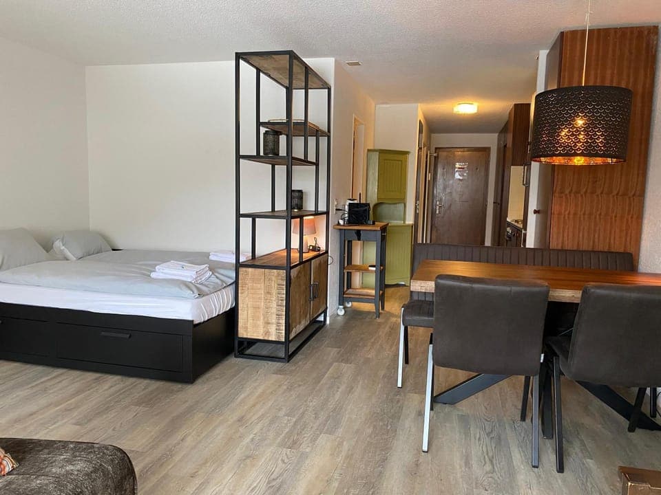 Bed, Dining area