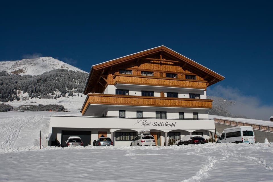 Facade/entrance, Bird's eye view