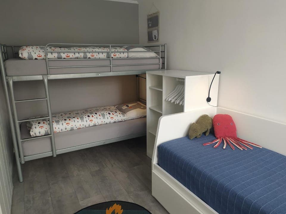 Bedroom, bunk bed