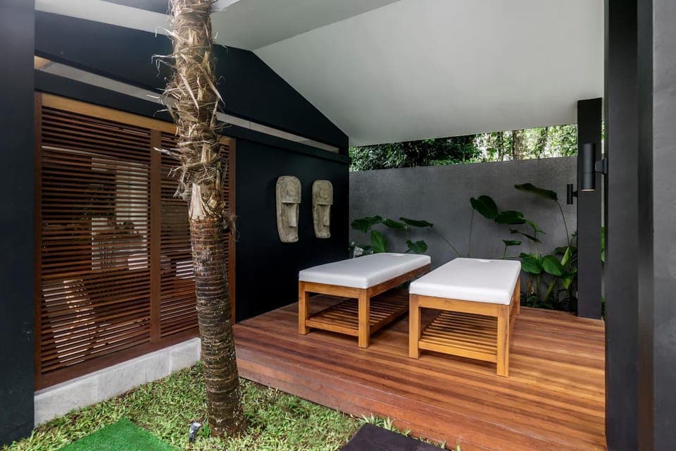 Bed, Massage, Spa and wellness centre/facilities