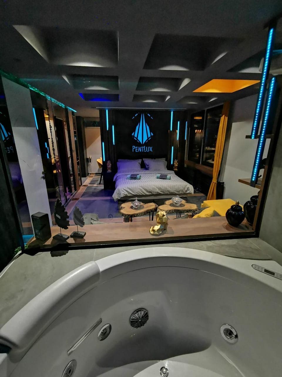 Bed, Hot Tub, Hot Tub, Spa and wellness centre/facilities, Photo of the whole room, Bedroom