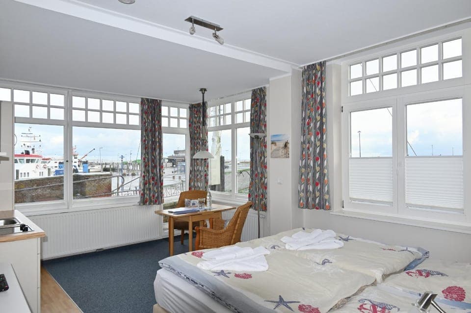 Photo of the whole room, Sea view