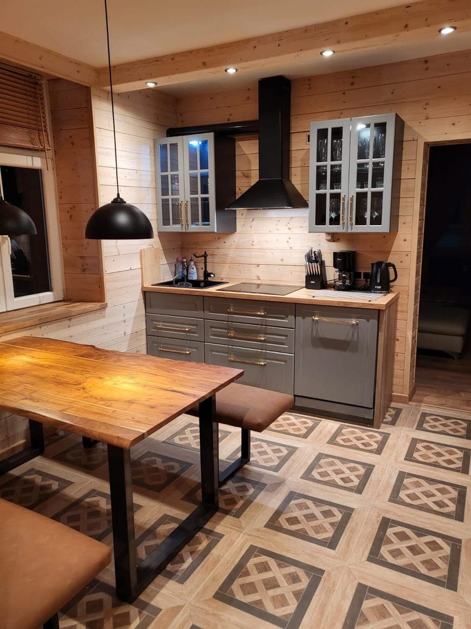 Kitchen or kitchenette, Dining area