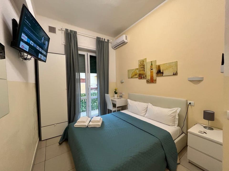 Bed, TV and multimedia, Bedroom