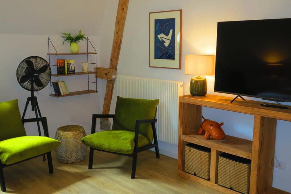 TV and multimedia, Seating area, Bedroom