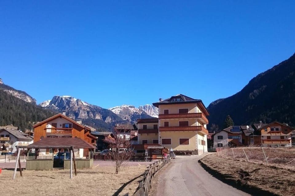 Property building, Neighbourhood, Mountain view