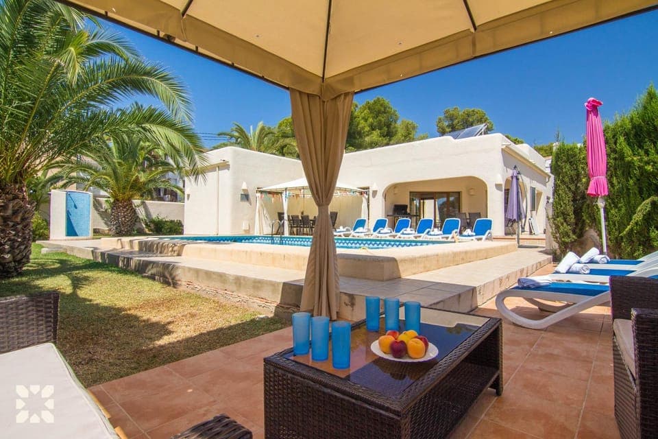 Property building, Patio, Spring, Day, Garden, Living room, Seating area, Dining area, Food, Garden view, Pool view, Swimming pool, sunbed