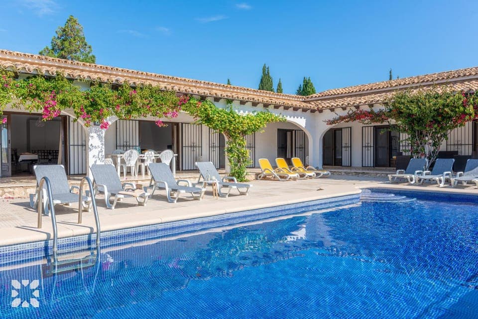 Property building, Patio, Day, Pool view, Swimming pool, sunbed