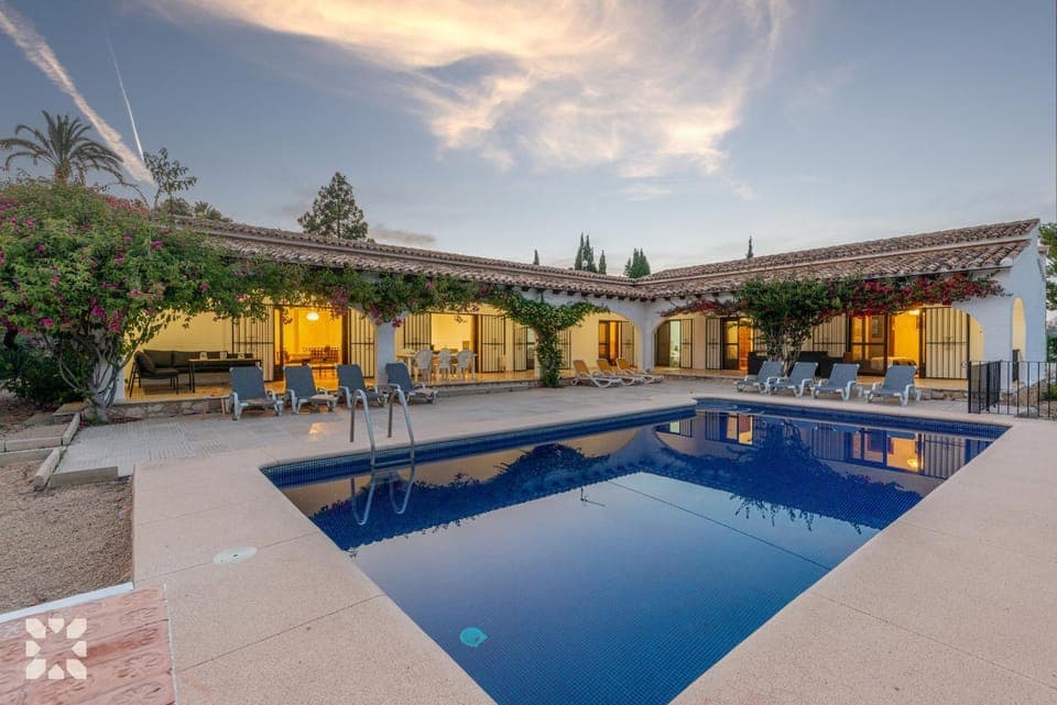 Day, Pool view, Swimming pool, sunbed