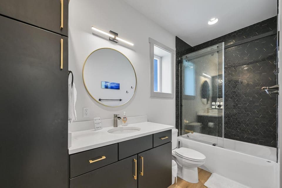 Shower, Toilet, Bathroom, Bath, towels