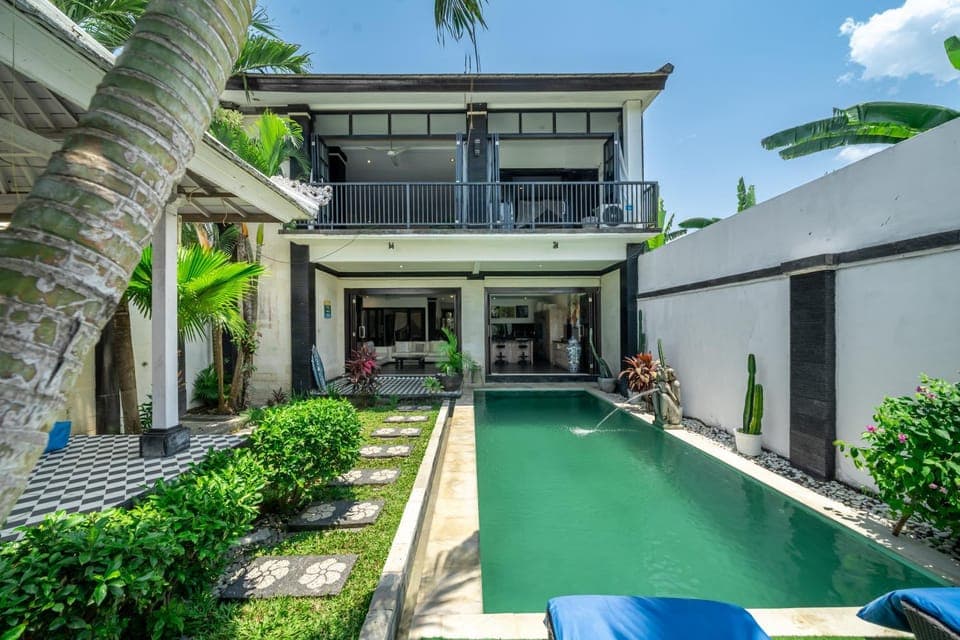 Property building, Patio, Pool view, Swimming pool, sunbed