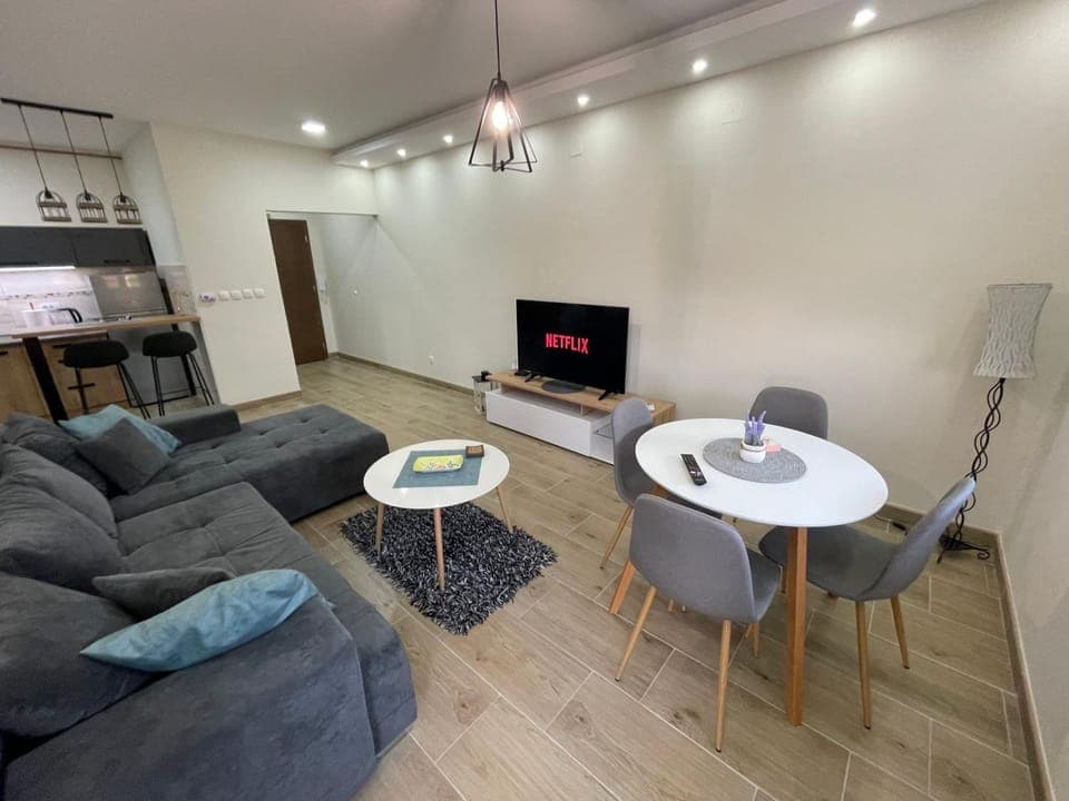 TV and multimedia, Living room, Seating area, Dining area