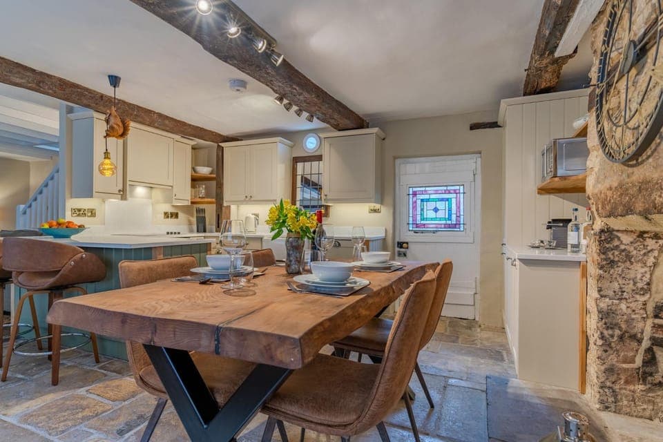 Coffee/tea facilities, Dining area, kitchen, kitchen