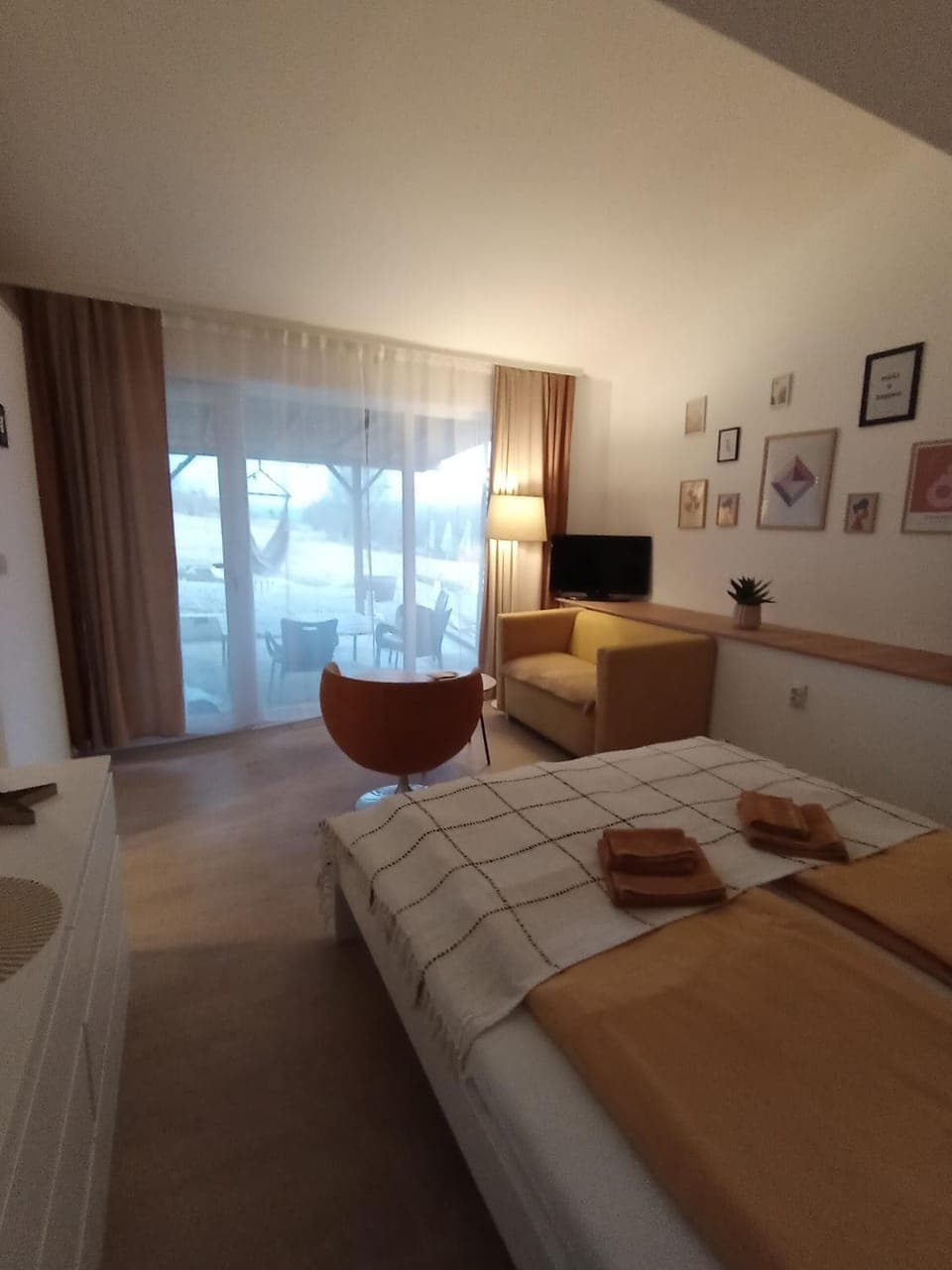 Bed, Living room, Photo of the whole room, Seating area, Bedroom