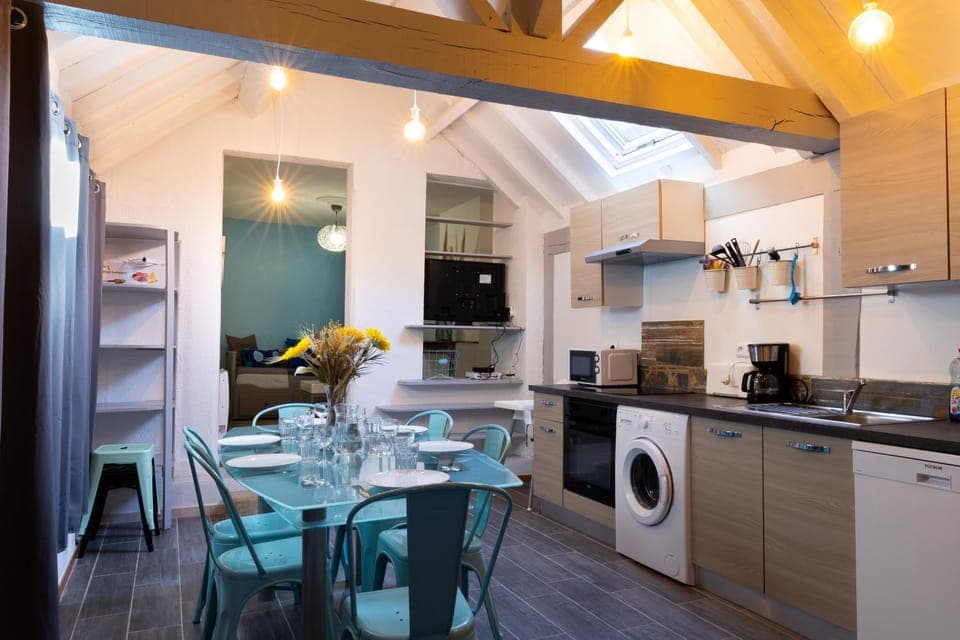 Kitchen or kitchenette, Dining area