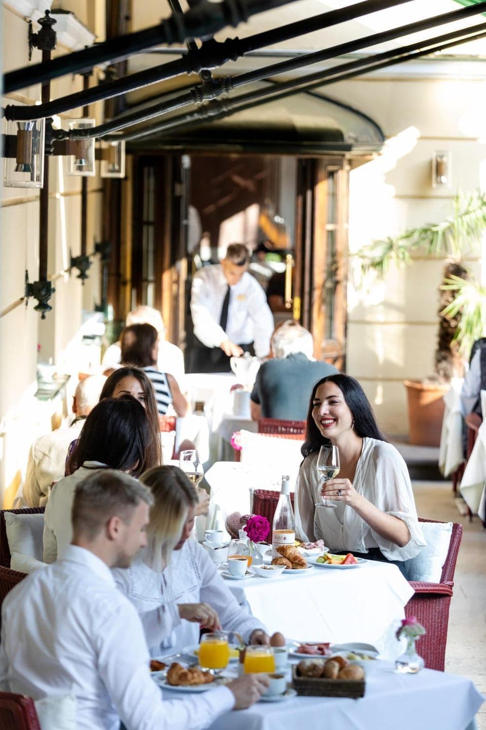 Restaurant/places to eat, Food and drinks, Guests, Breakfast, Buffet breakfast