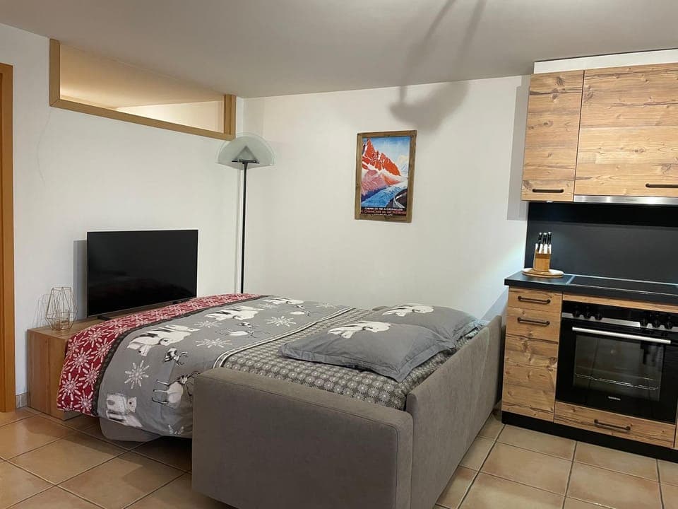 Bed, TV and multimedia, Living room