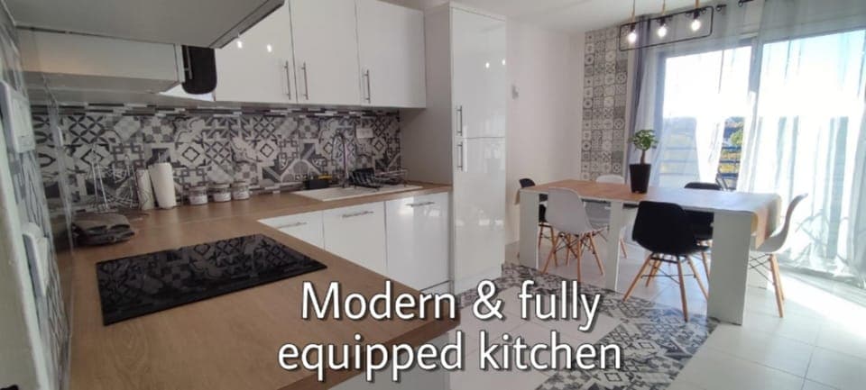 Kitchen or kitchenette, Dining area, stove