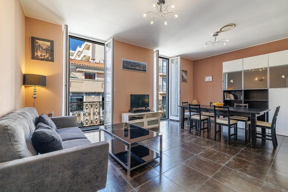 TV and multimedia, Living room, Seating area, air conditioner