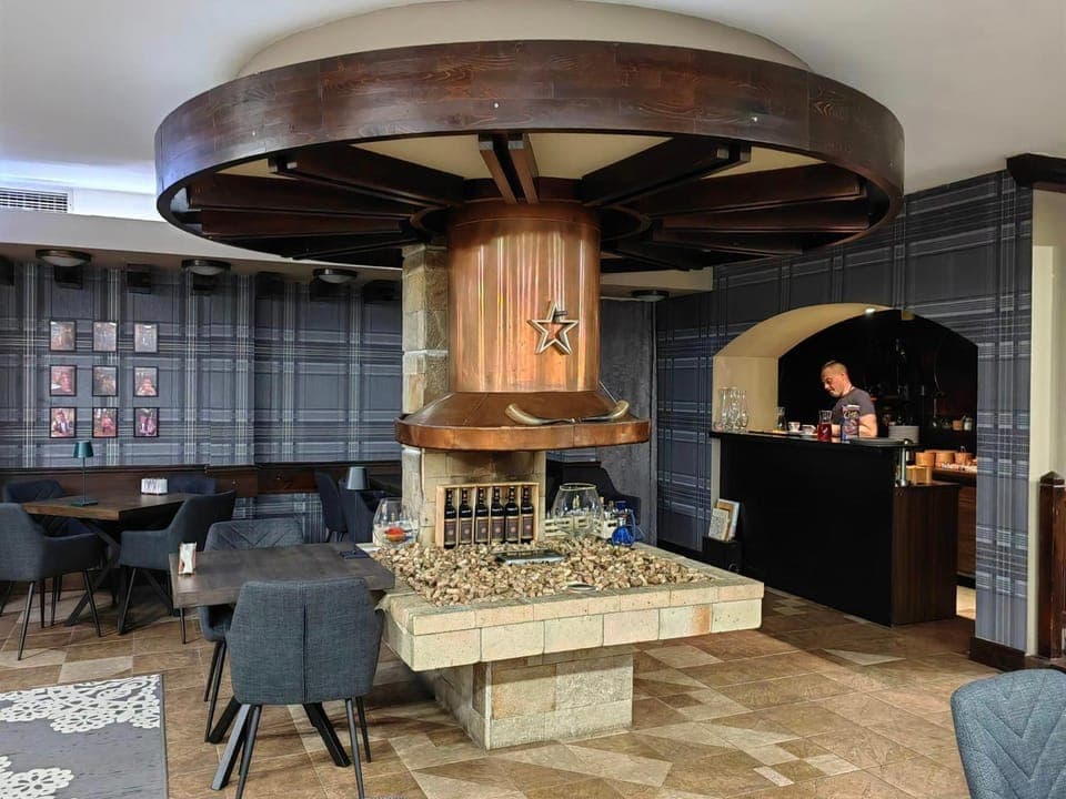 Restaurant/places to eat, People, Lounge or bar, Banquet/Function facilities, Seating area, Time of day, Location, furniture