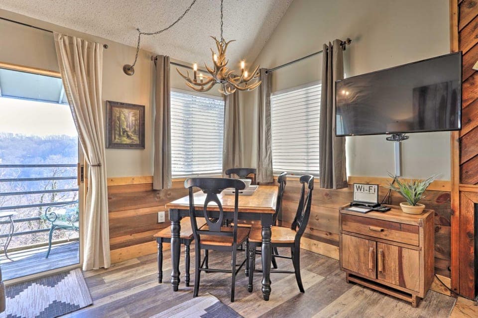 4 Mi to Nat’l Park: Mtn-View Gatlinburg Retreat! House in Gatlinburg