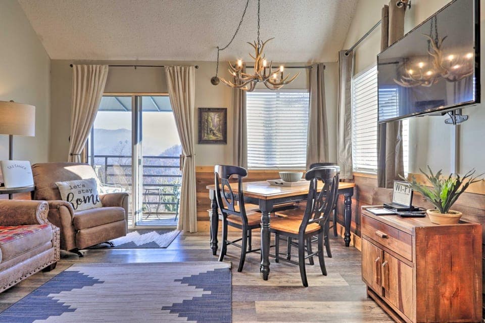 4 Mi to Nat’l Park: Mtn-View Gatlinburg Retreat! House in Gatlinburg