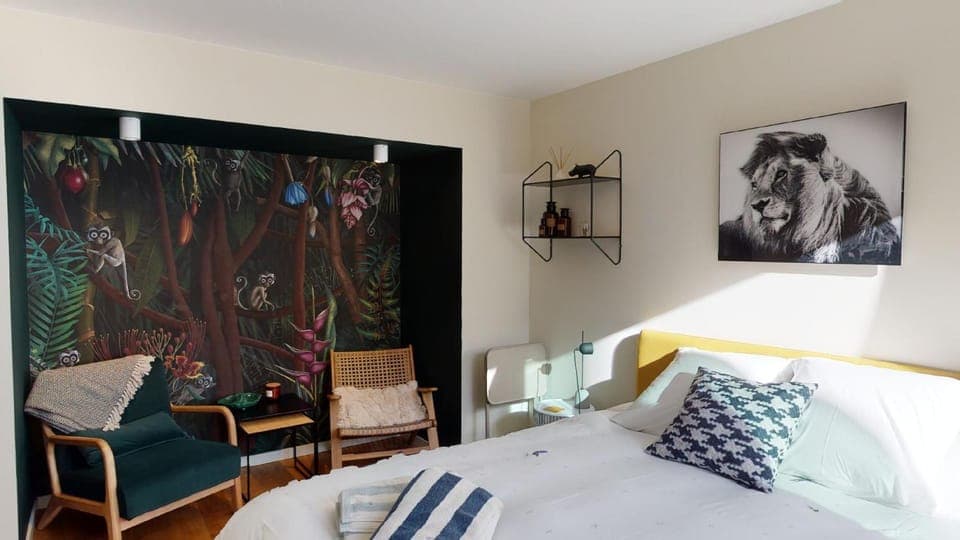 Bed, Photo of the whole room, Seating area, Bedroom