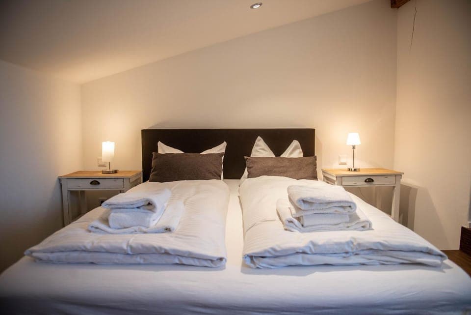 Bed, Bedroom, towels