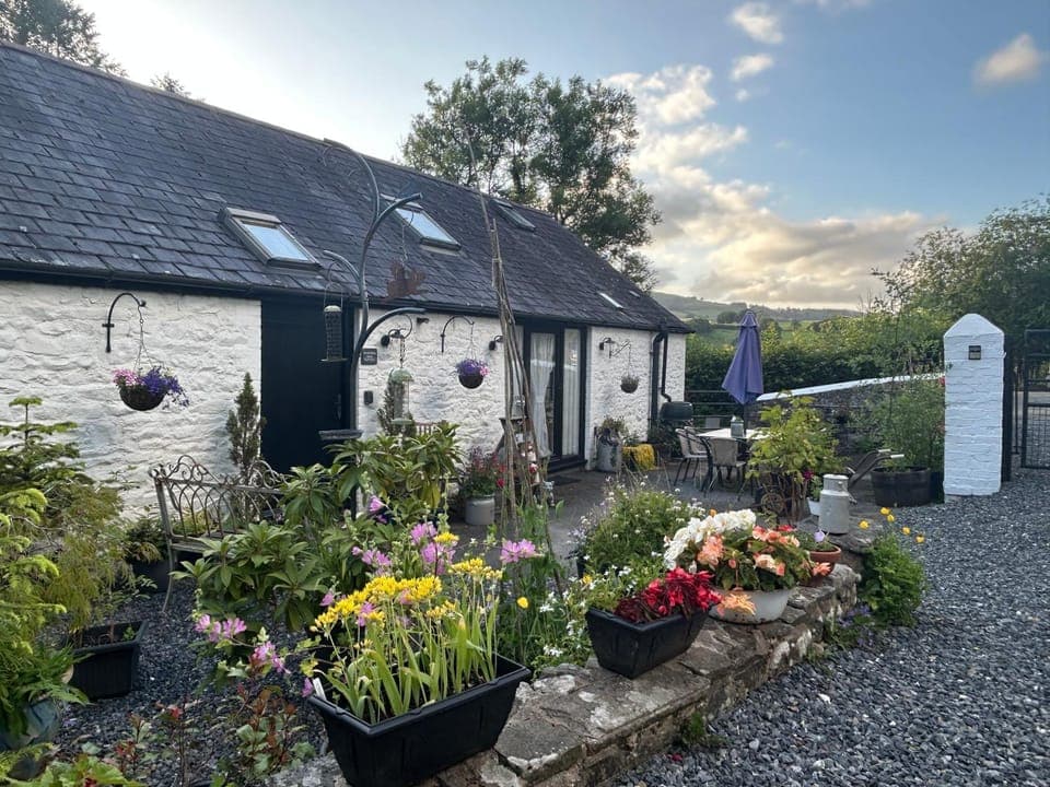 Day, Natural landscape, BBQ facilities, Seating area, Garden view, Inner courtyard view