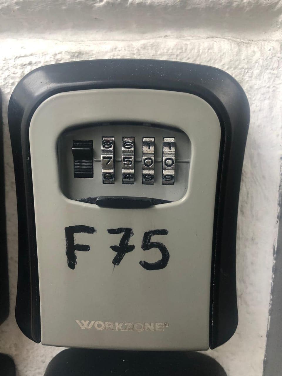 Facade/entrance, safe